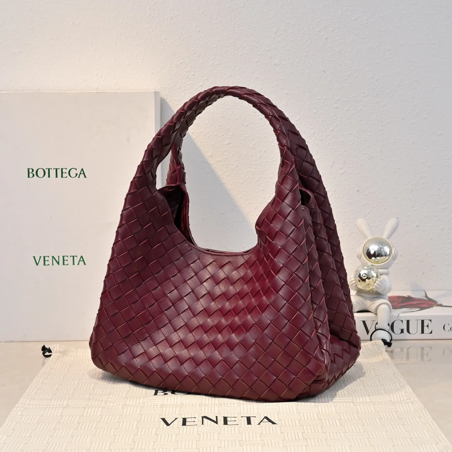 Batch 2160 new products are coming! BOTTEGA VENETA Bottega Veneta's 2025 new Campana shoulder bag is on the market~ First of all, I would like to praise the weight of this bag. As a not too small bag, it is very light for daily use. For people like me who need to carry a lot of belongings when going out, this advantage is great, and it greatly reduces the burden of traveling. 🛍️The shape is a bit like a combination of parachute and jodie. The blunt triangle shape is cute and honest. Carrying it on your back when going shopping is a good mood accelerator. The handles and body of the bag are both classic weaves. A tie is added to the original open design. If it is not tied up, the bag will look like a small vegetable basket when carried. Style number: 4249 Size: 33*20*16.5cm
